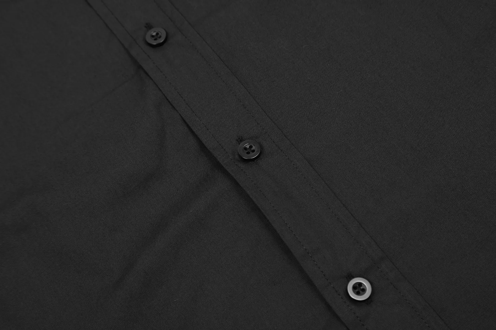 VIVI122# Uniform style for men and women" vivienne west wood Queen Mother Vivian Uniform style for men and women Casual suit style design shirt Metallic finishing touch on cuffs Folding design of sleeves with high workmanship Double-pressed seam patch design on the hem The upper body has a stylish and full sense of design The white background picture details display effect is average The real texture quality far exceeds the picture The 3 colors are very versatile Color: Dark blue Black White Size: S M L